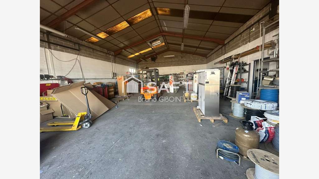 Locaux 880 m² comprenant stockage, atelier,