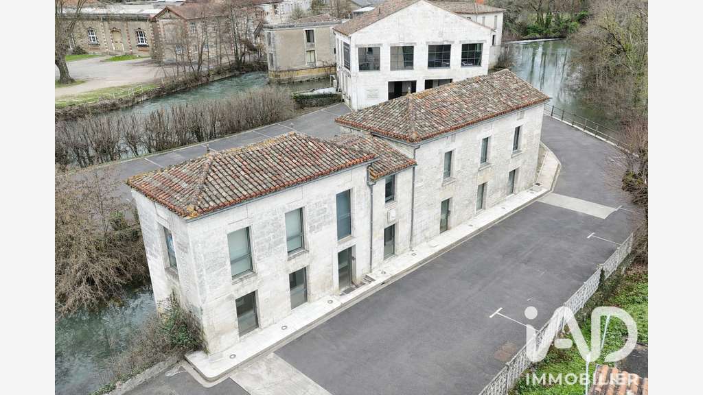 Vente bâtisse commerciale 200m² à Gond-Pontouvre