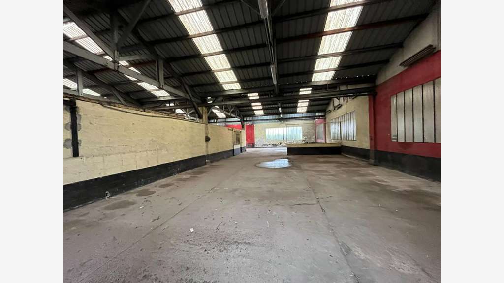 Local commercial 280m² centre ville de Gournay  