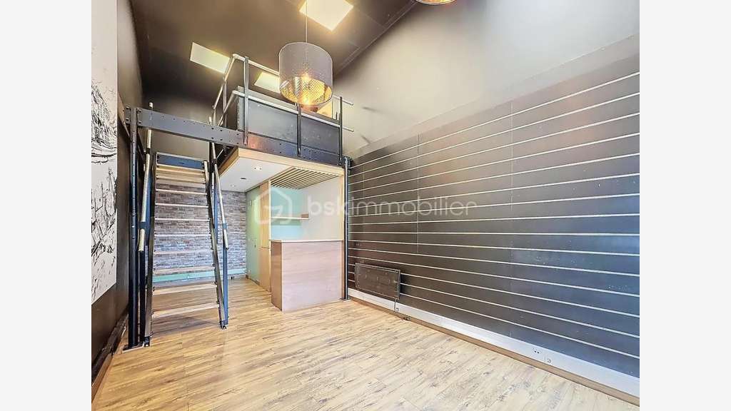 LOCAL COMMERCIAL 35 M² - VITRINE SUR RUE -