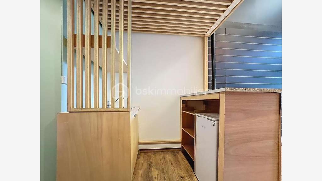 LOCAL COMMERCIAL 35 M² - VITRINE SUR RUE -