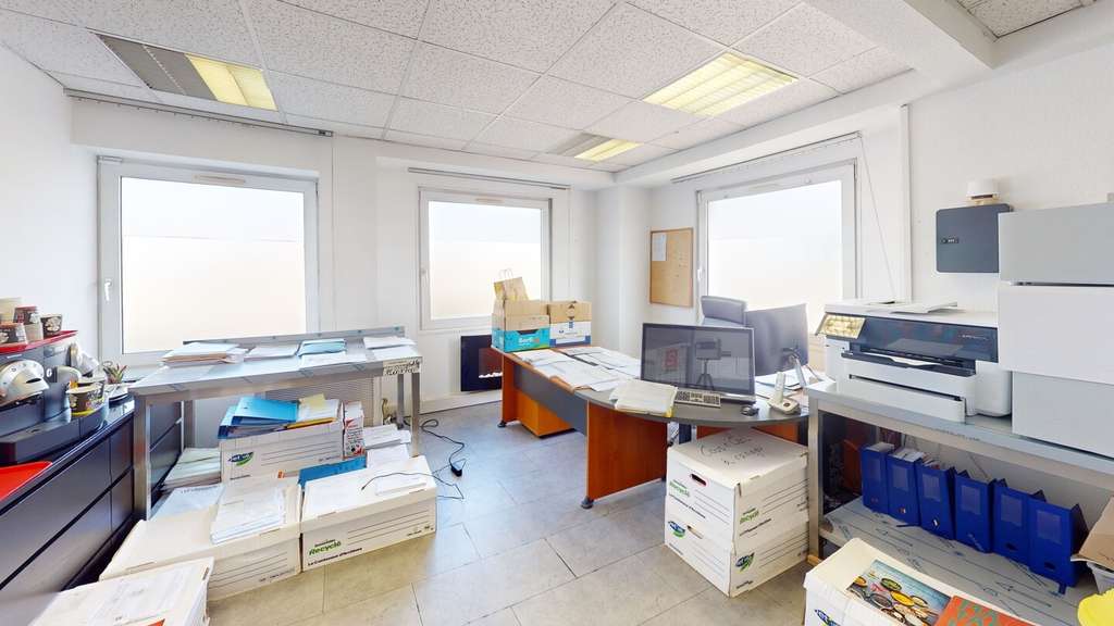 AV dépôt bureaux 512m² axe autoroute A35 (Suisse)