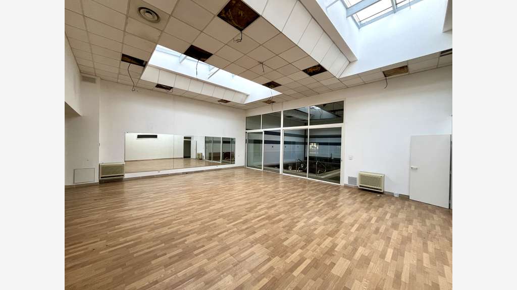 Vente local commercial 430m² à Hyères centre
