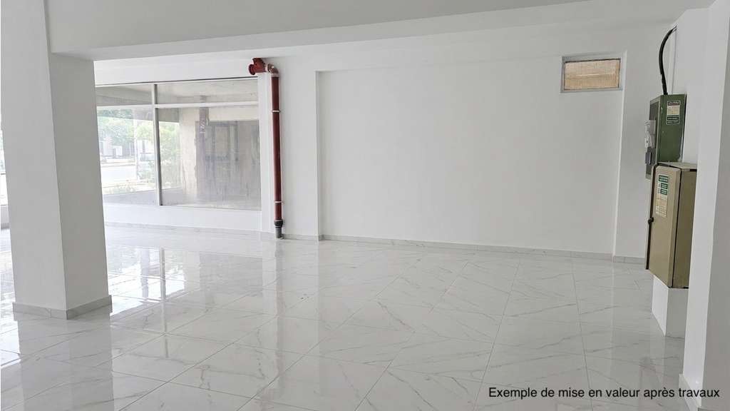 Local commercial 342m² à vendre à Hyères