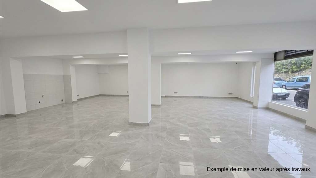 Local commercial 342m² à vendre à Hyères