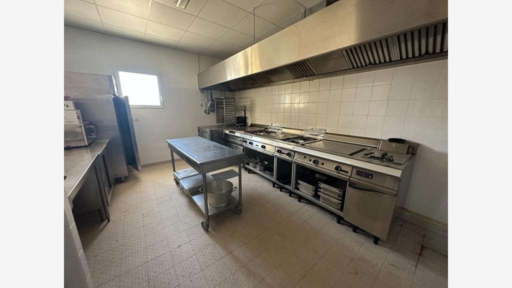 Vente murs commerciaux libres de 625m² à Istres