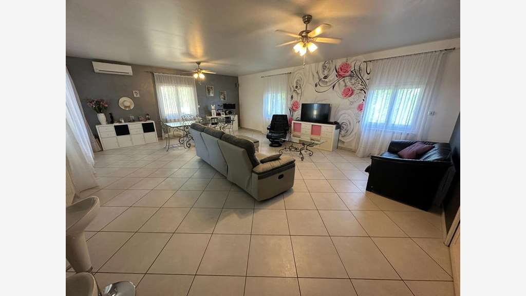 Vente murs commerciaux libres de 625m² à Istres