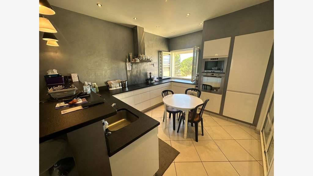 Vente murs commerciaux libres de 625m² à Istres