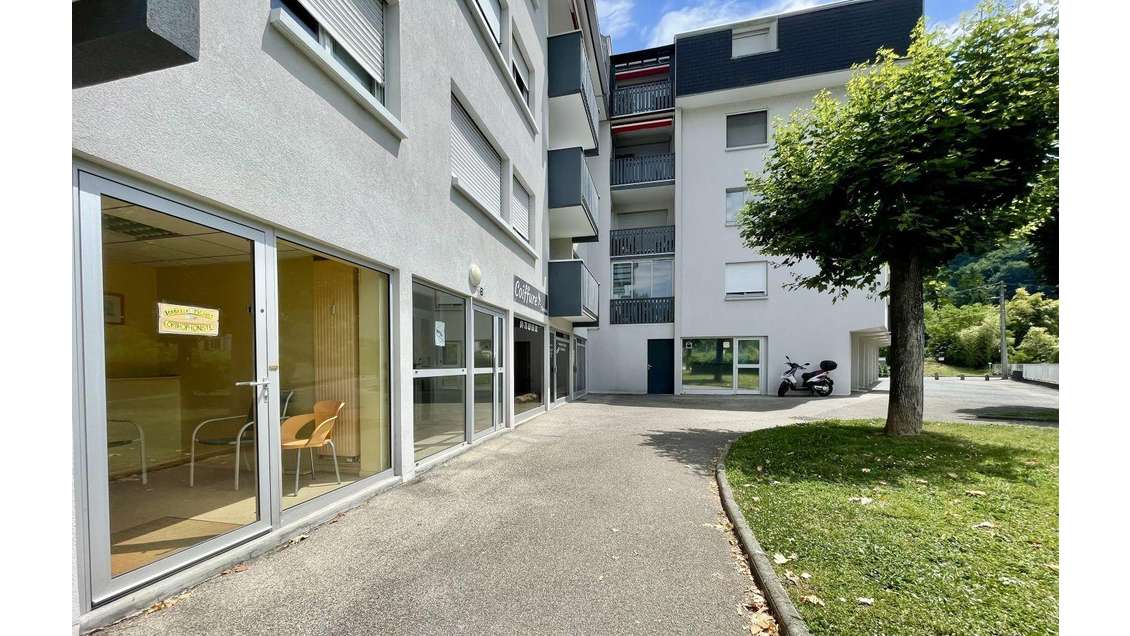 Vente murs commerciaux 66m² à Jarrie Av de la Gare