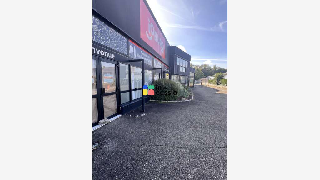 Location local commercial 1520m² Le Mans Nord