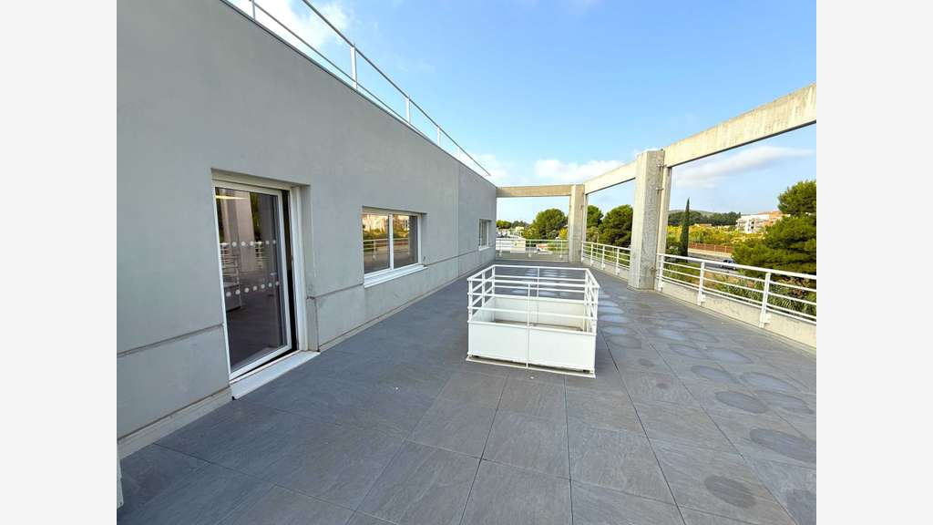 AV bureaux 246,60m² R+1 empl strat La Farlède