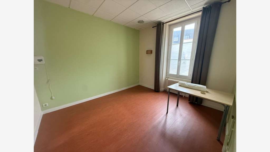 Murs commerciaux 300m² avec parking privé La Roche