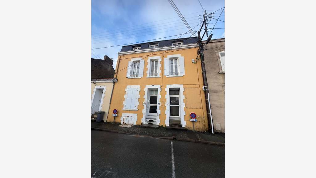 Murs commerciaux 300m² avec parking privé La Roche