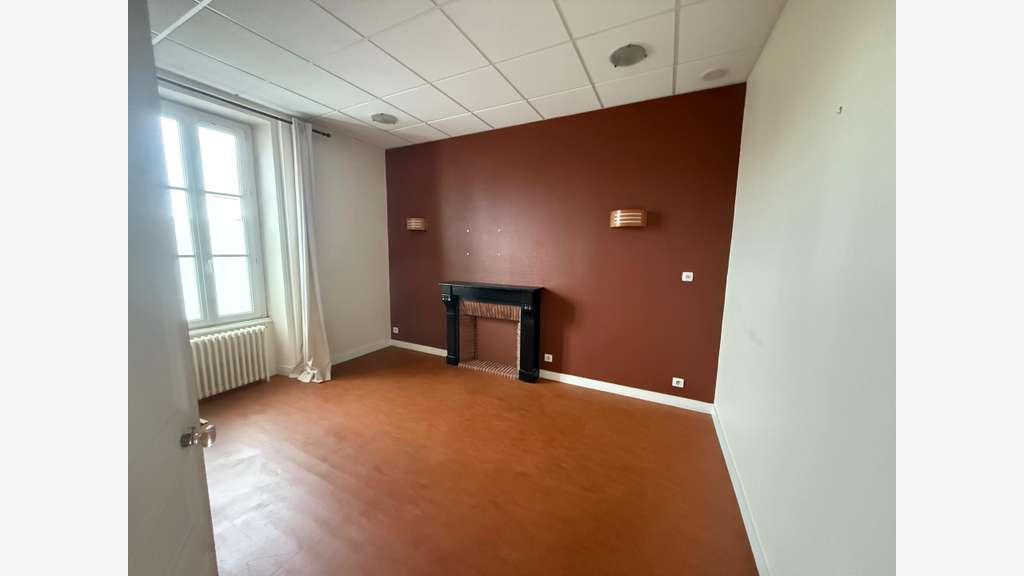 Murs commerciaux 300m² avec parking privé La Roche