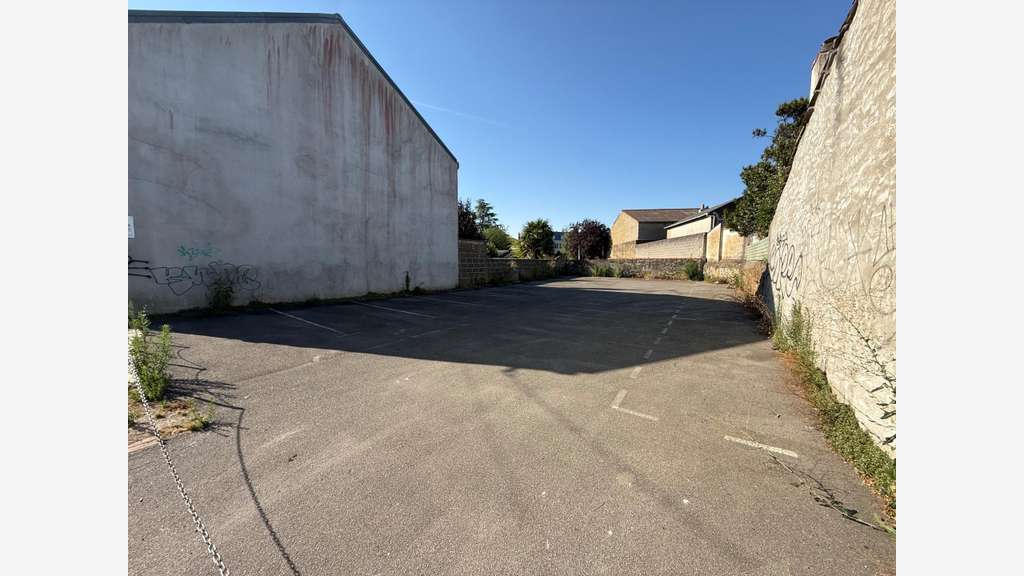 Murs commerciaux 300m² avec parking privé La Roche