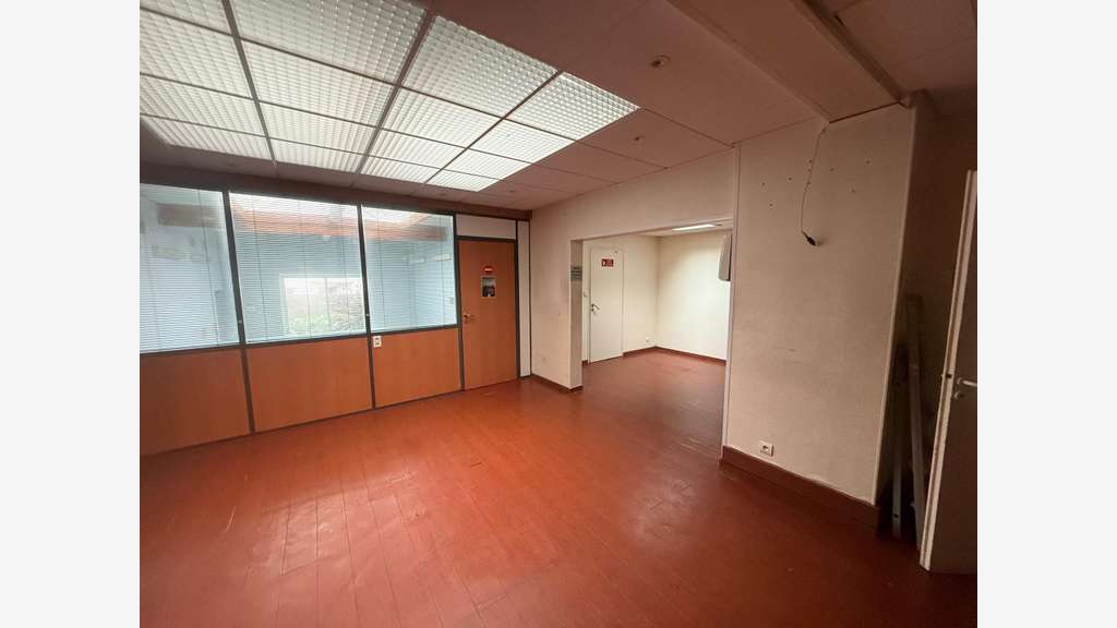 Murs commerciaux 300m² avec parking privé La Roche