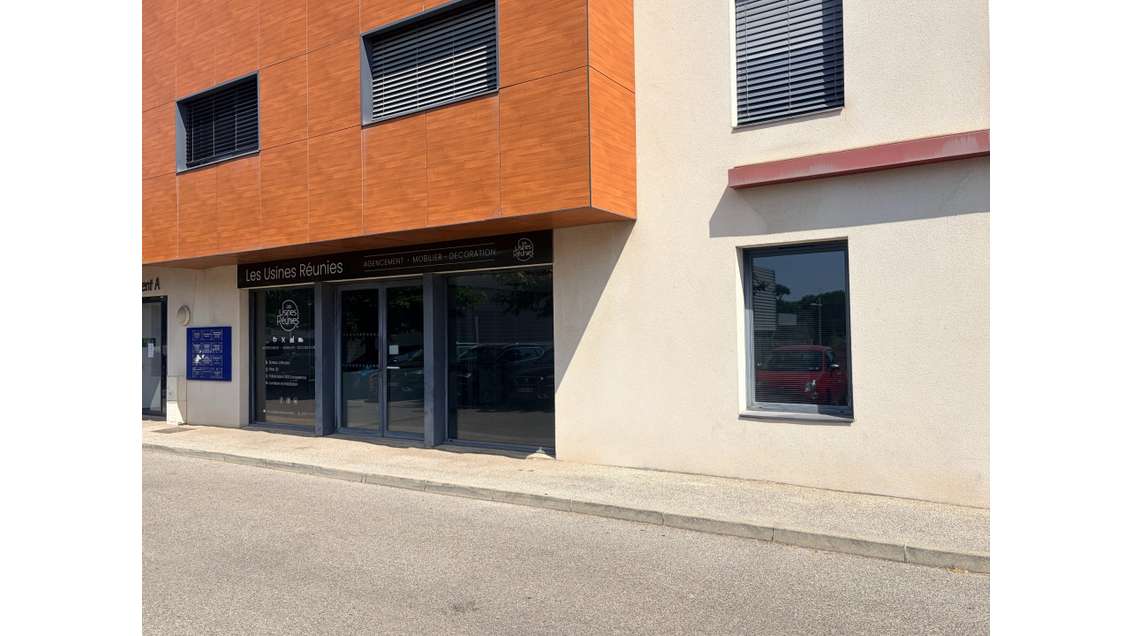 BUREAUX RDC 115.66 M²