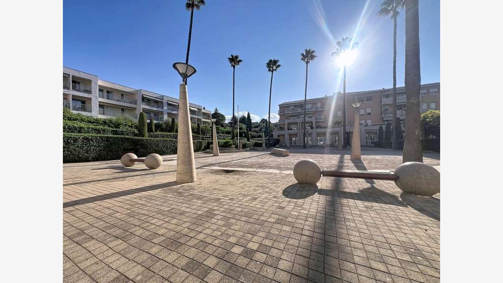 Le Cannet Palestre : Vente Murs Local commercial