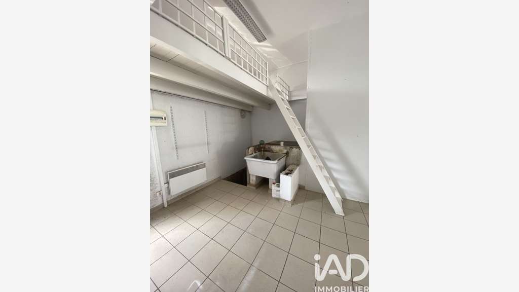 AV murs commerciaux 100m² belle vitrine Le Passage