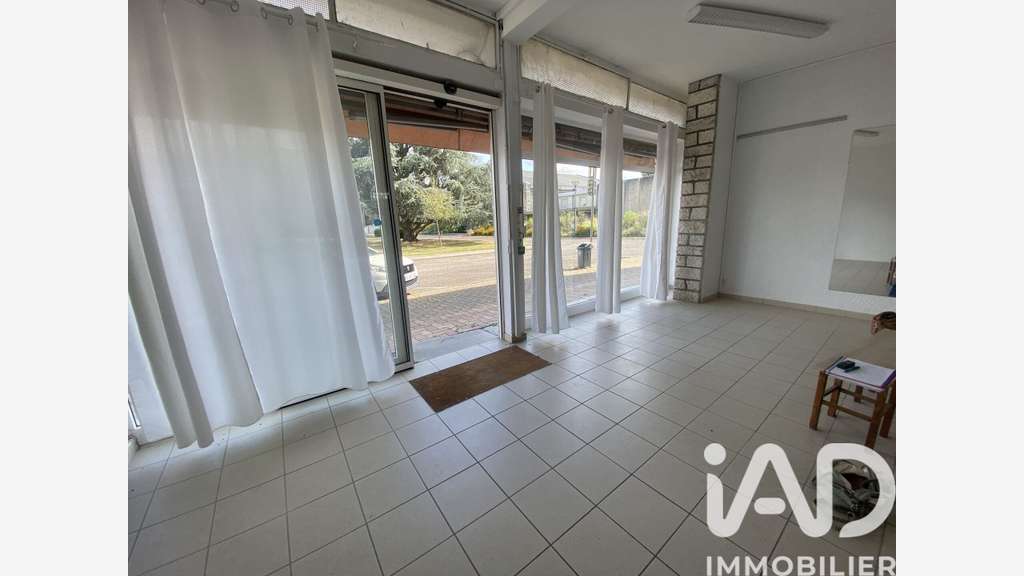 AV murs commerciaux 100m² belle vitrine Le Passage