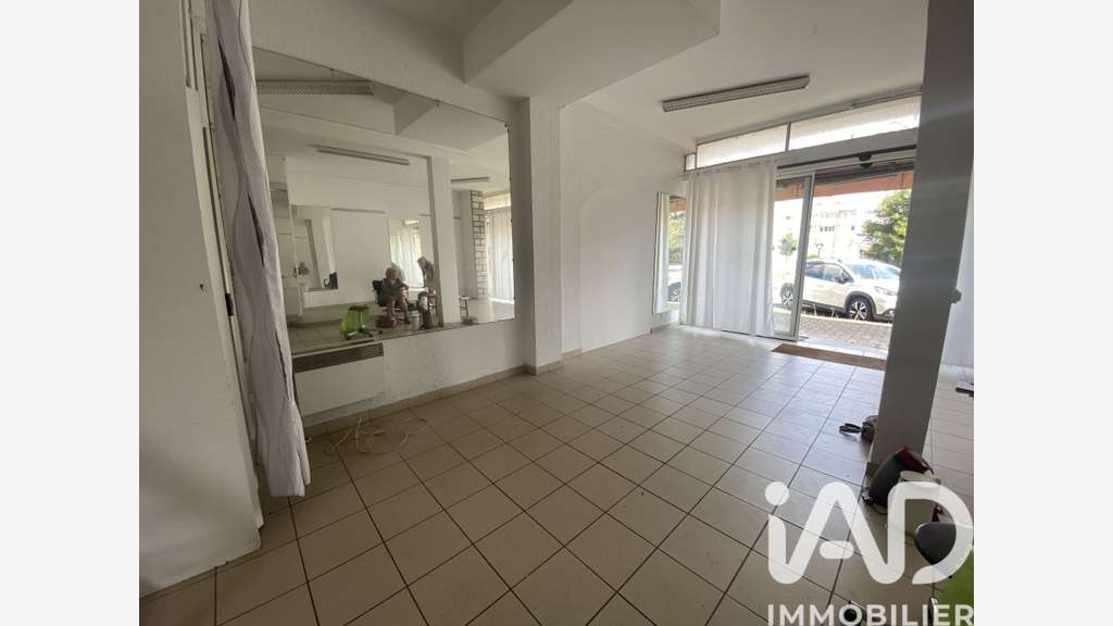 AV murs commerciaux 100m² belle vitrine Le Passage