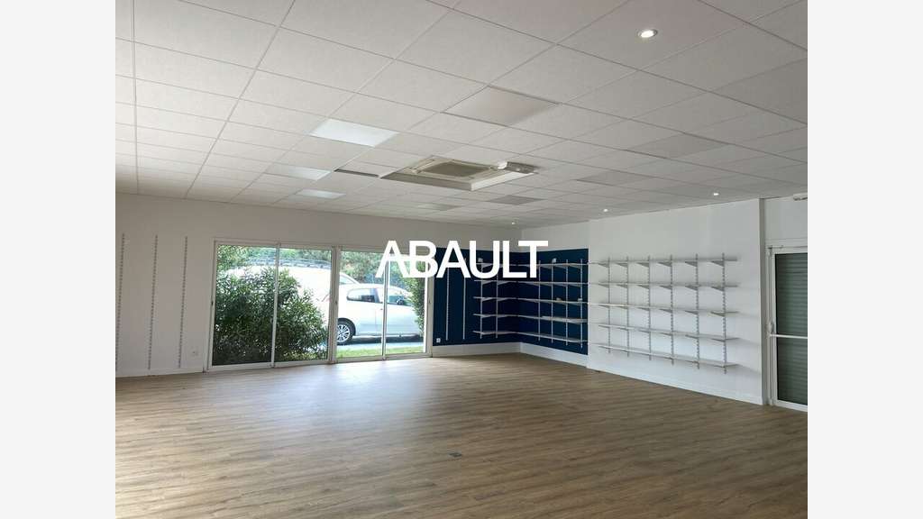 Local commercial de 155m² à vendre à Leguevin