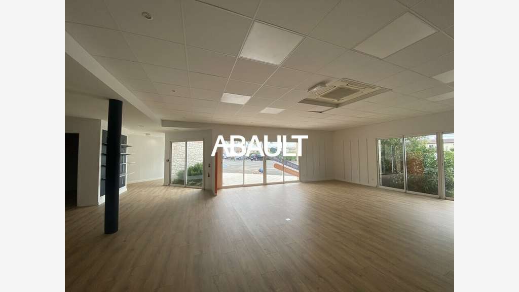 Local commercial de 155m² à vendre à Leguevin