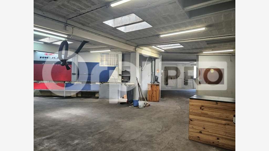 Local commercial 730m² à vendre à Libourne 