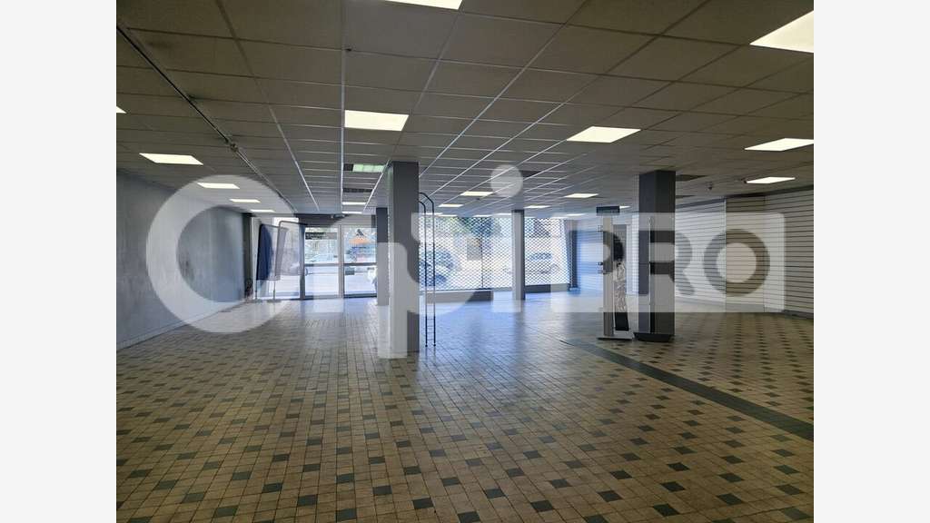 Local commercial 730m² à vendre à Libourne 