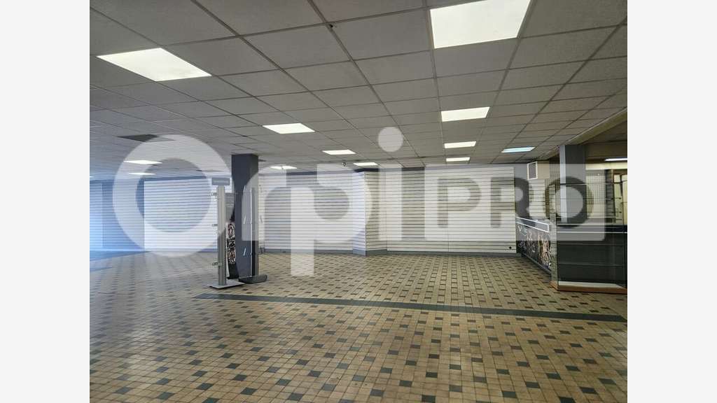 Local commercial 730m² à vendre à Libourne 