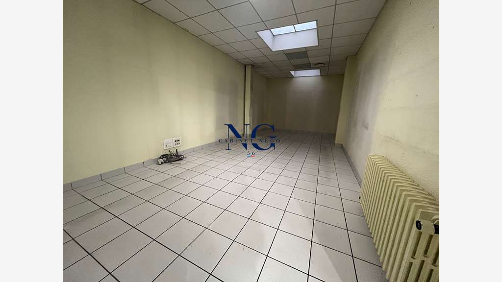 AV local d'exception 290m² empl premium à Locminé