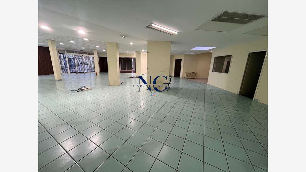 AV local d'exception 290m² empl premium à Locminé