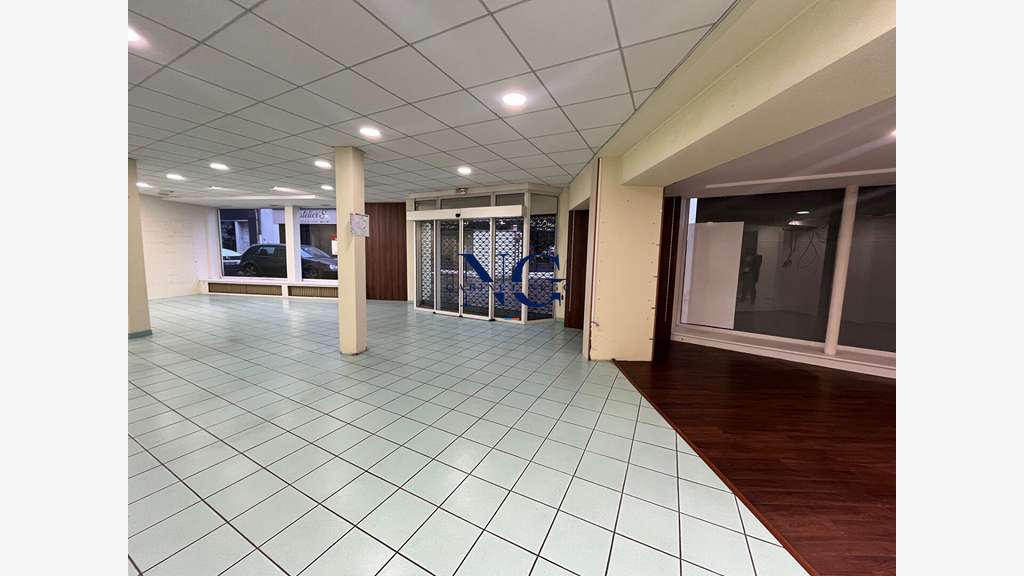 AV local d'exception 290m² empl premium à Locminé