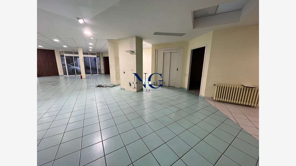 AV local d'exception 290m² empl premium à Locminé