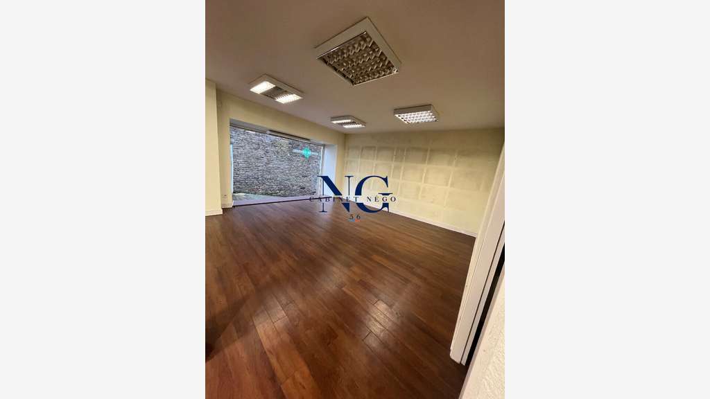 AV local d'exception 290m² empl premium à Locminé
