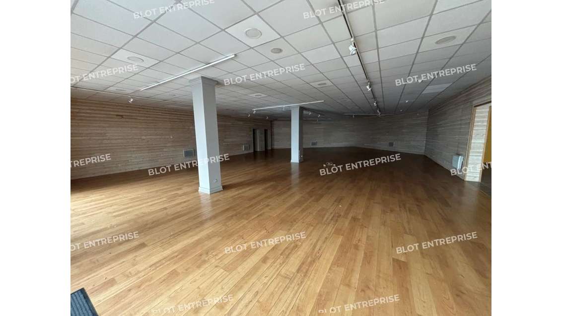 A louer à vendre local commercial 260m² à Lorient
