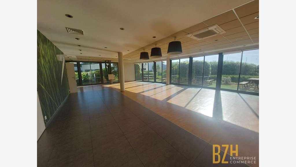 A vendre local commercial 250m² à Caudan Kerpont