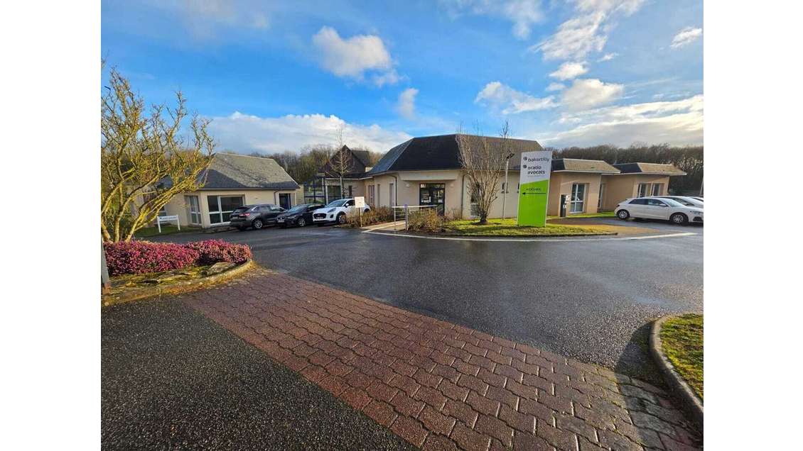 Ensemble commercial 1100m² à vendre à Luisant 