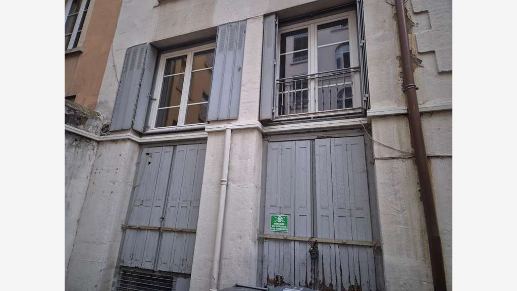 LOCAL Commercial avec entresol