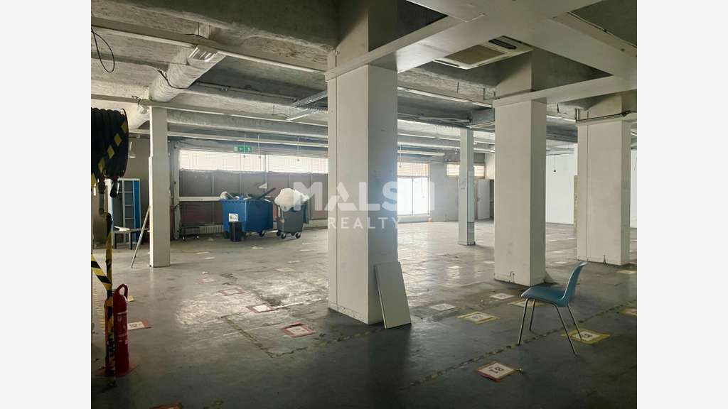 Location local commercial 574m² à Lyon 8e