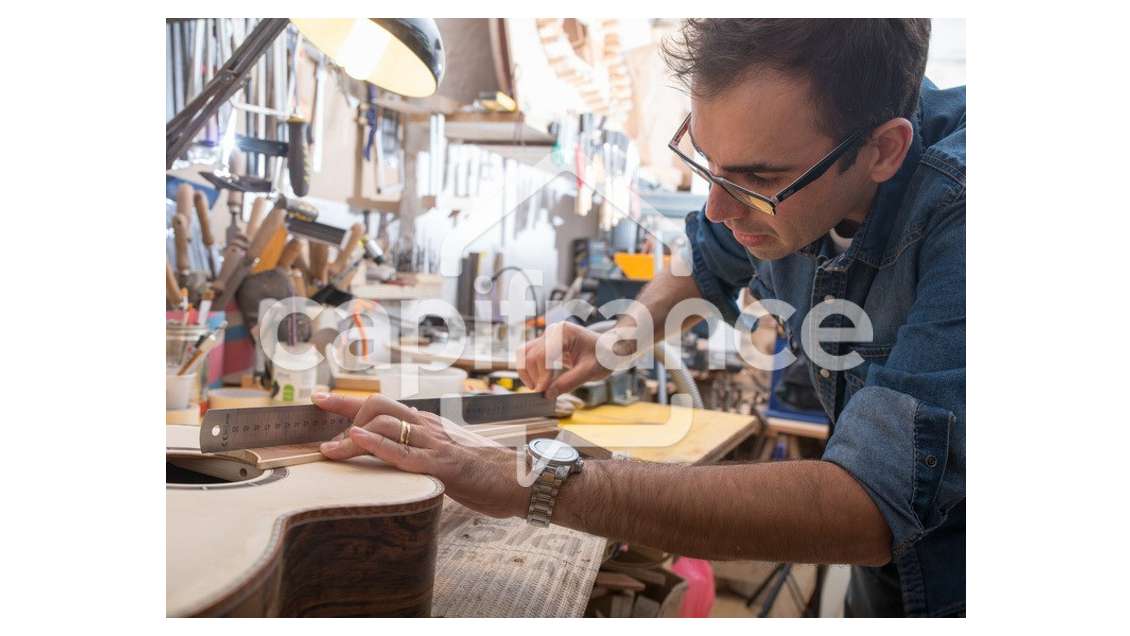 AV murs commerciaux 1000m² excellent empl Mâcon 