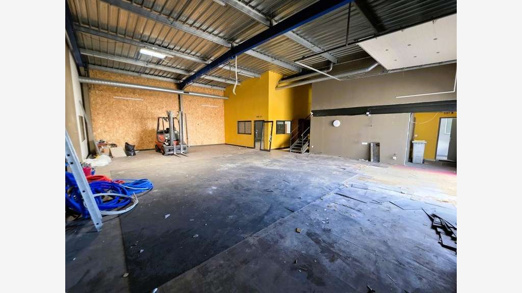 A vendre bâtiment mixte 383m² en ZA à Marennes