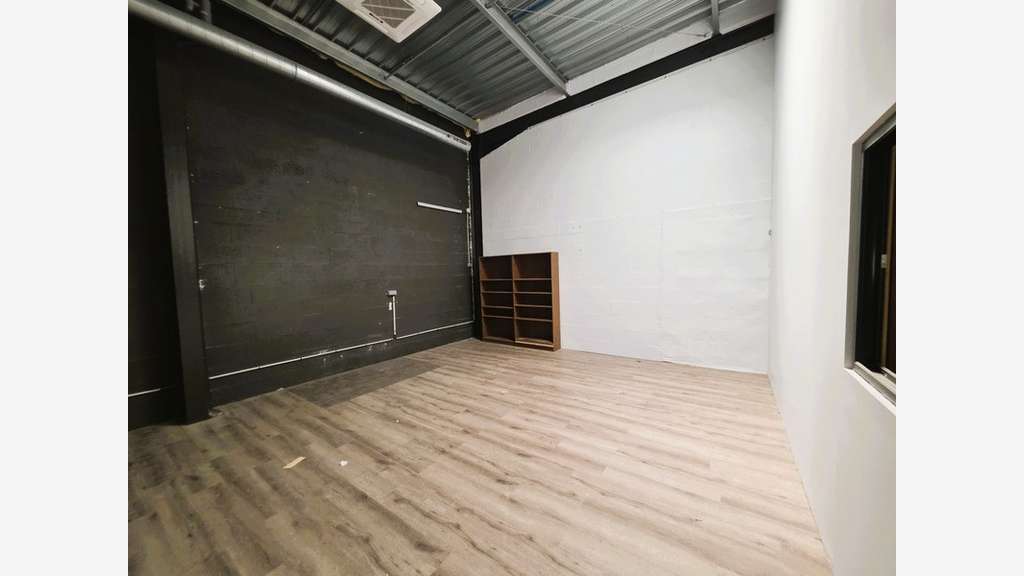 A vendre bâtiment mixte 383m² en ZA à Marennes