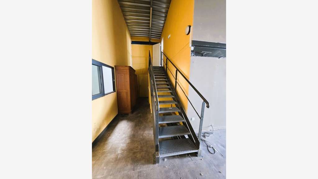 A vendre bâtiment mixte 383m² en ZA à Marennes