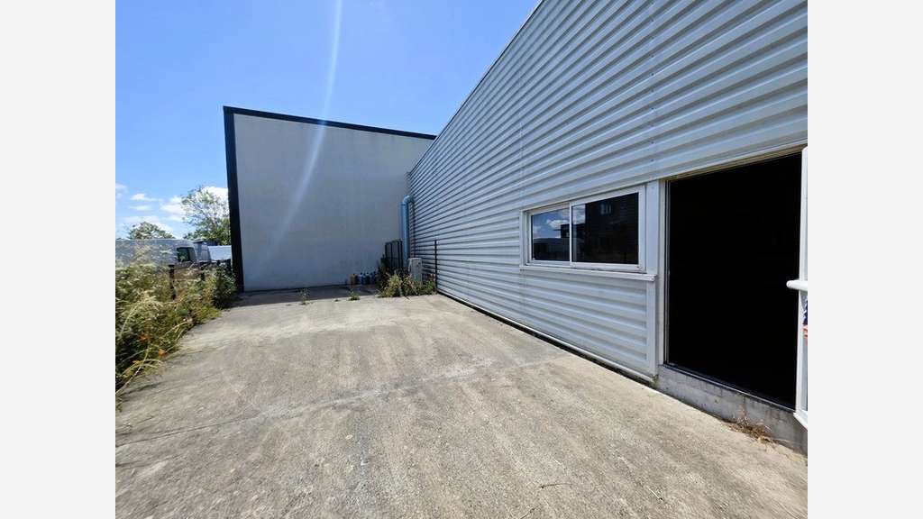 A vendre bâtiment mixte 383m² en ZA à Marennes