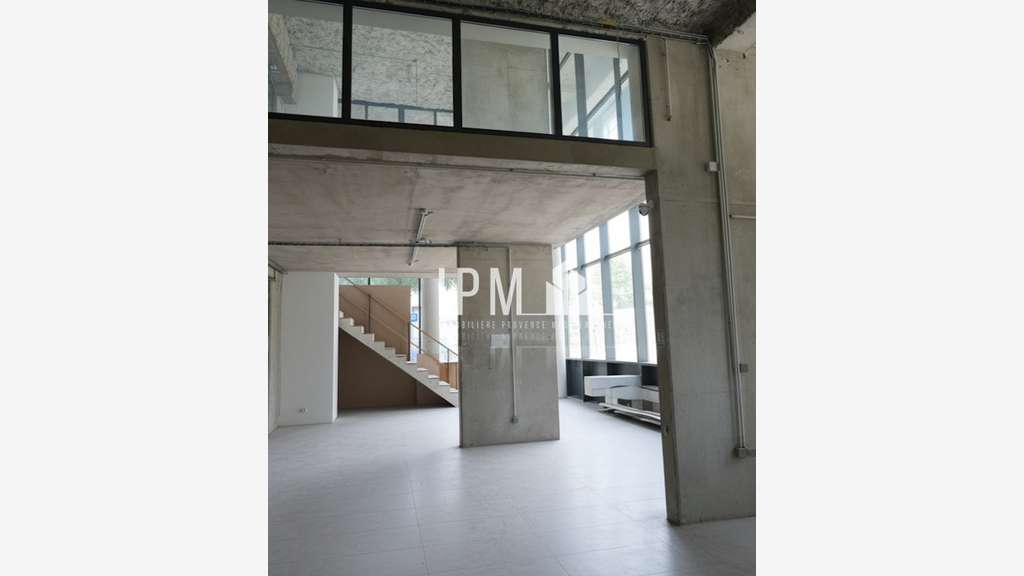 Local à vendre 204m2 ARENC 13002