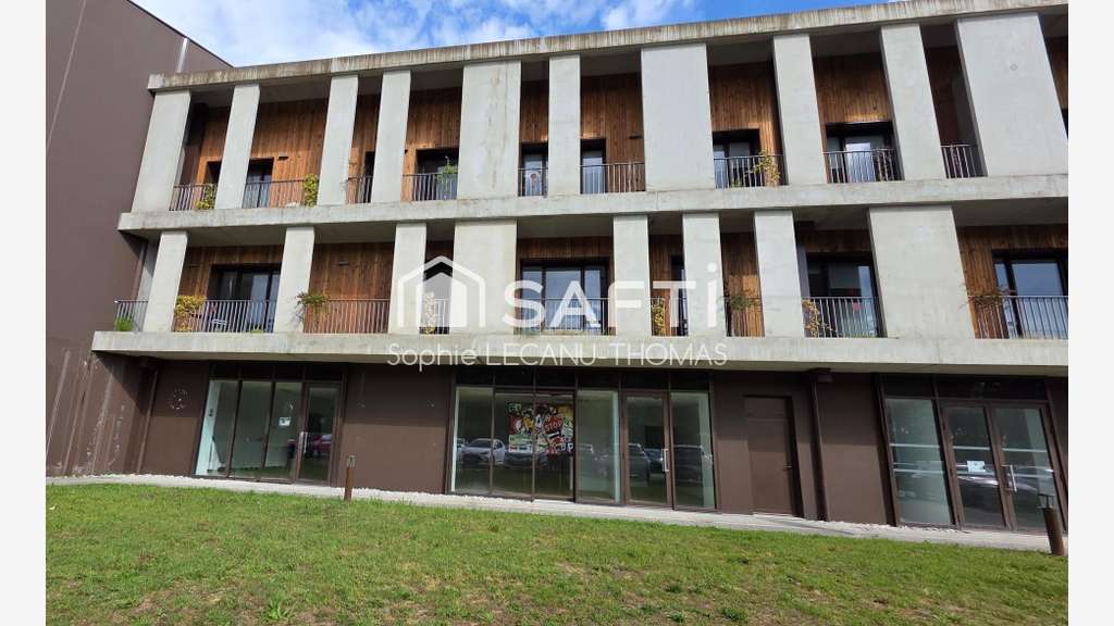 Local professionnel 138m² à vendre à Mées D824