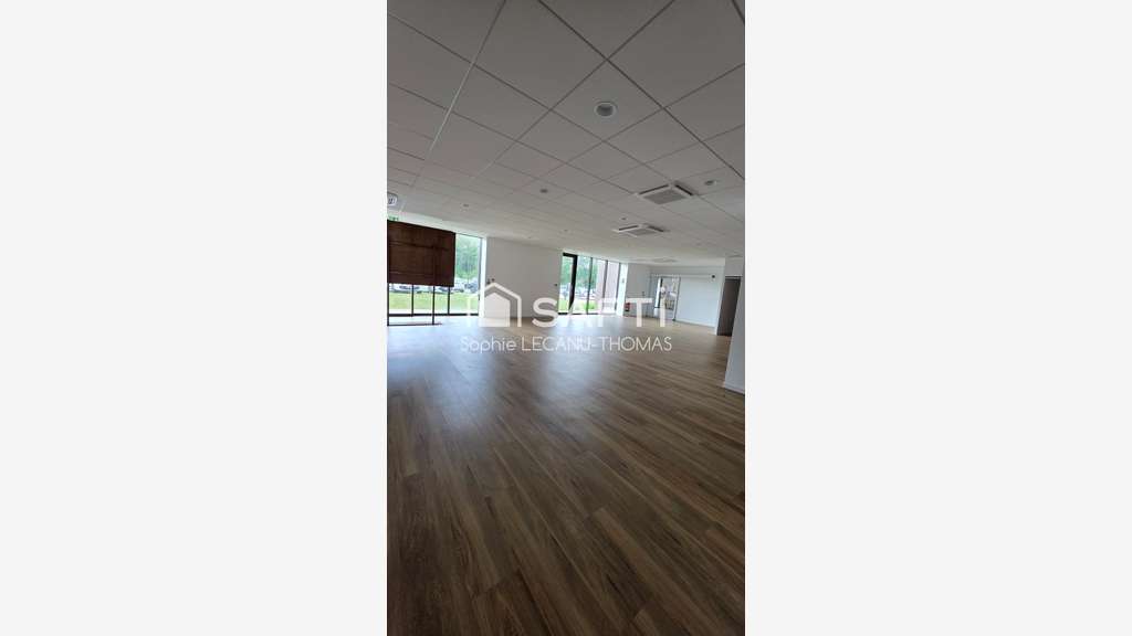 Local professionnel 138m² à vendre à Mées D824