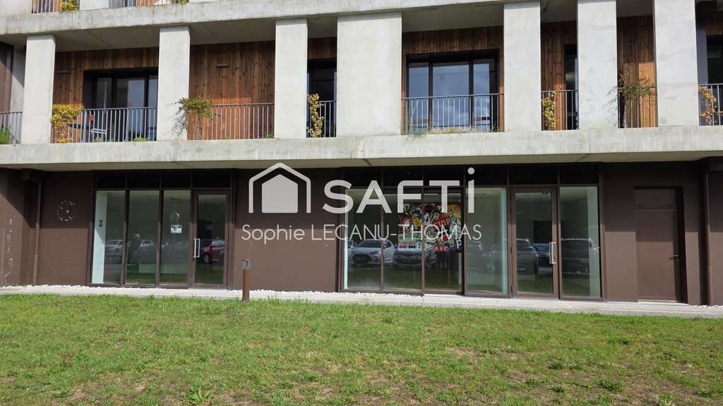Local professionnel 138m² à vendre à Mées D824