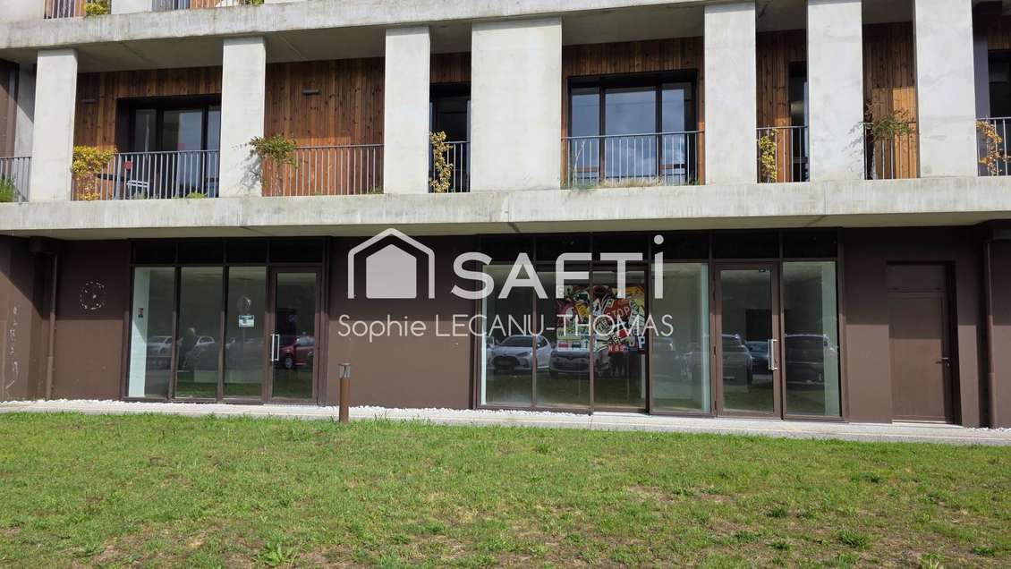 Local professionnel 138m² à vendre à Mées  D824